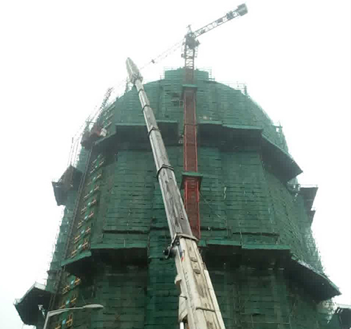 洛江吊车在工地上作业